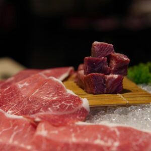Fresh beef slices and cubes on ice, perfect for gourmet and dining concepts.